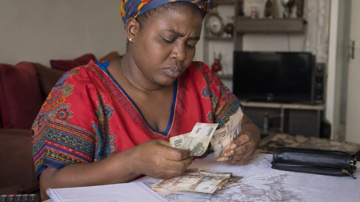 Como poupar em kwanzas com a inflação a subir em Angola